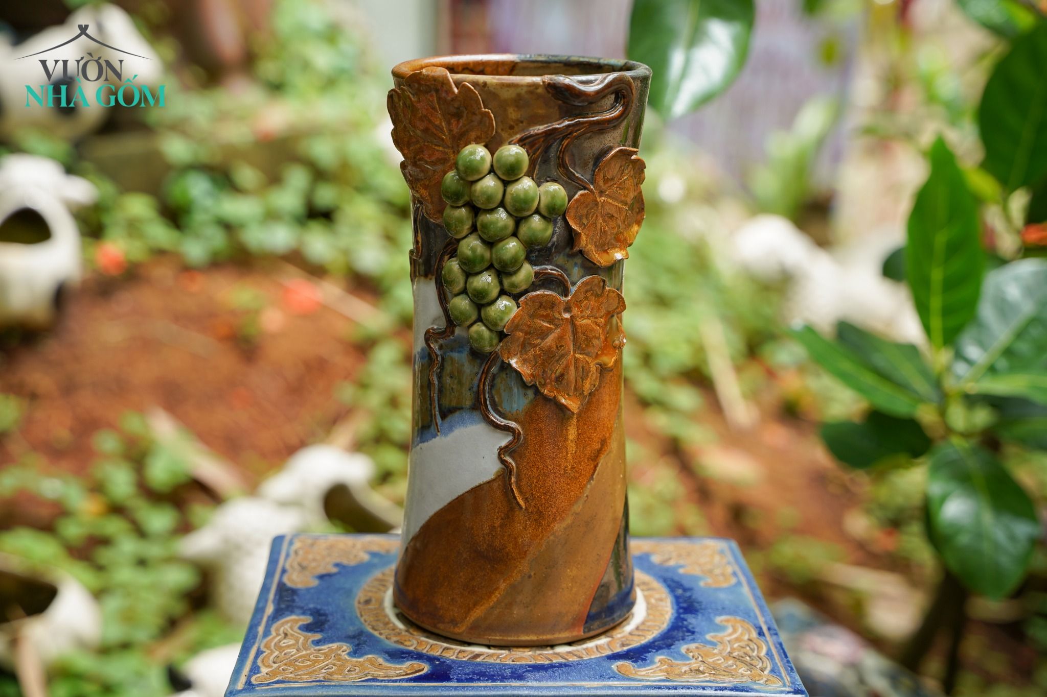  Bình vuốt tay dáng ống tre hoa đắp nổi, gốm Thủ Biên, H25cm 