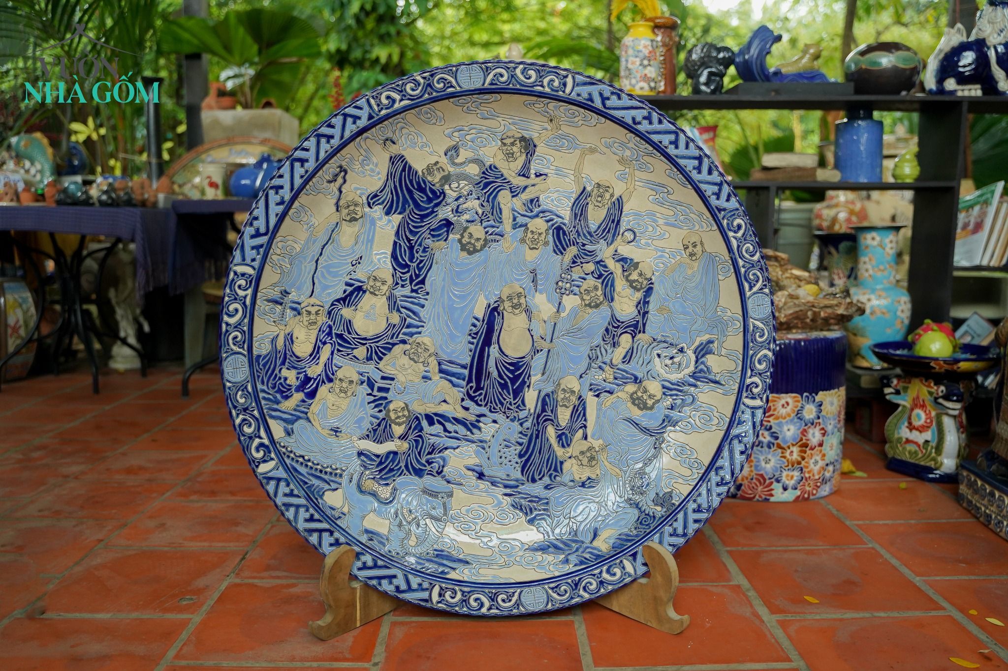  Dĩa gốm mỹ nghệ đề tài Thập Bát La Hán, phiên bản men xanh cobalt cổ điển, D90 cm 
