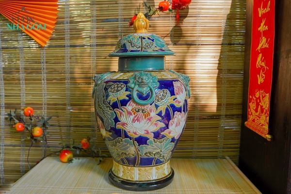  Chóe chạm khắc thủ công họa tiết Hoa Sen, nền màu xanh cobalt, có nắp, gốm mỹ nghệ Nam Bộ, C60 x R35cm-  0108nh3032 