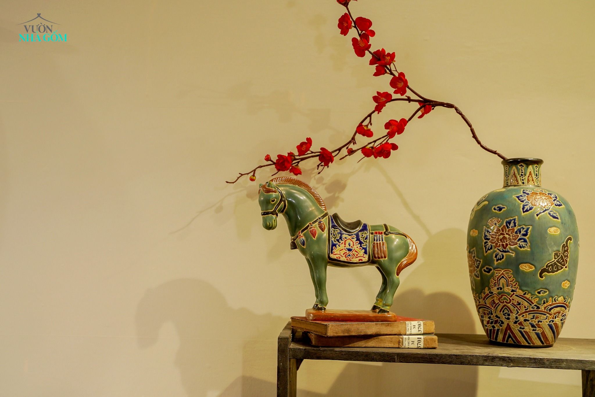  Ngựa gốm men xanh đồng, khắc thủ công hoa văn Cổ phục Việt, gốm Thủ Biên C17 x R25cm 