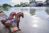  Ngựa gốm vàng mật nghệ, khắc thủ công hoa văn Cổ phục Việt, gốm Thủ Biên, C17 x R25cm- 1006n5a650 