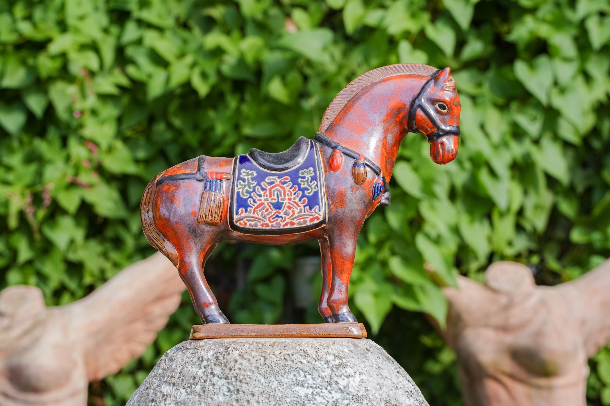  Ngựa gốm men đỏ loang đen, khắc thủ công hoa văn Cổ phục Việt, gốm Thủ Biên, C17 x R25cm 