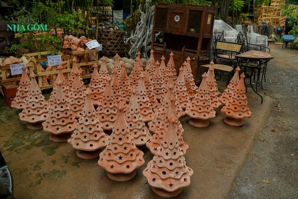  Cây thông lộng đèn size lớn, gốm đất nung lò trấu Nam Bộ, C67 x R40cm- SP001749 