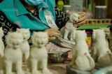  Tượng Mãnh Hổ Thưởng Mai, xưởng gốm Thủ Biên tạo hình và sáng tác, R16cm x C20cm- SP001621 