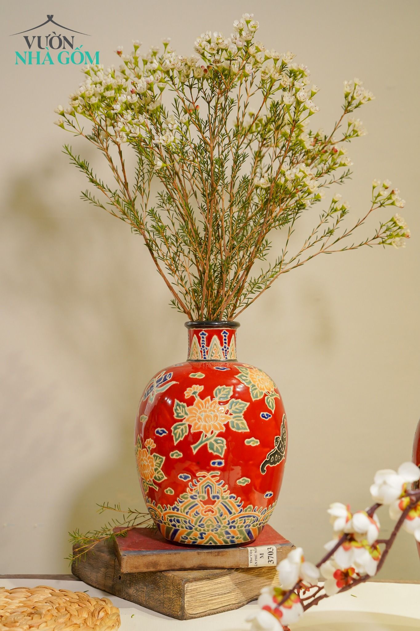  Bộ 2 bình vuốt tay khắc thủ công hoa văn Cổ Phục Việt, men đỏ mận, gốm Thủ Biên 