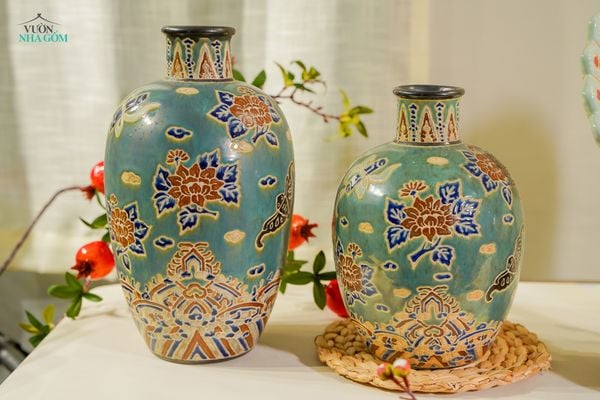 Bộ 2 bình vuốt tay khắc thủ công hoa văn Cổ Phục Việt, men xanh đồng, gốm Thủ Biên- 1004c3p1350 