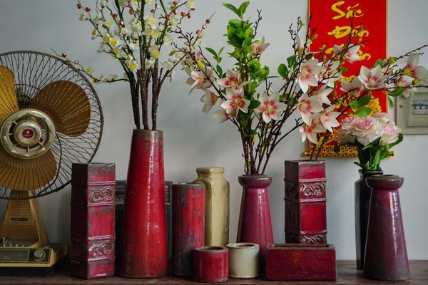  Bình ống cao men đỏ mận cổ nhỏ cắm Tuyết Mai, bình cắm hoa gốm Nam Bộ, R8 x C42cm- SP001460 