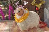  Cừu mặt đen nghiêng đầu size lớn, gốm trang trí Noel và sân vườn, D35xC30 (cm)- 0401cu4004 