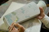 Bình Tứ Quý Cát Tường màu đỏ rực rỡ, Gốm Thủ Biên, C34 x R12 x M9cm, dùng làm Quà tặng, cắm hoa & trang trí-SP002141 