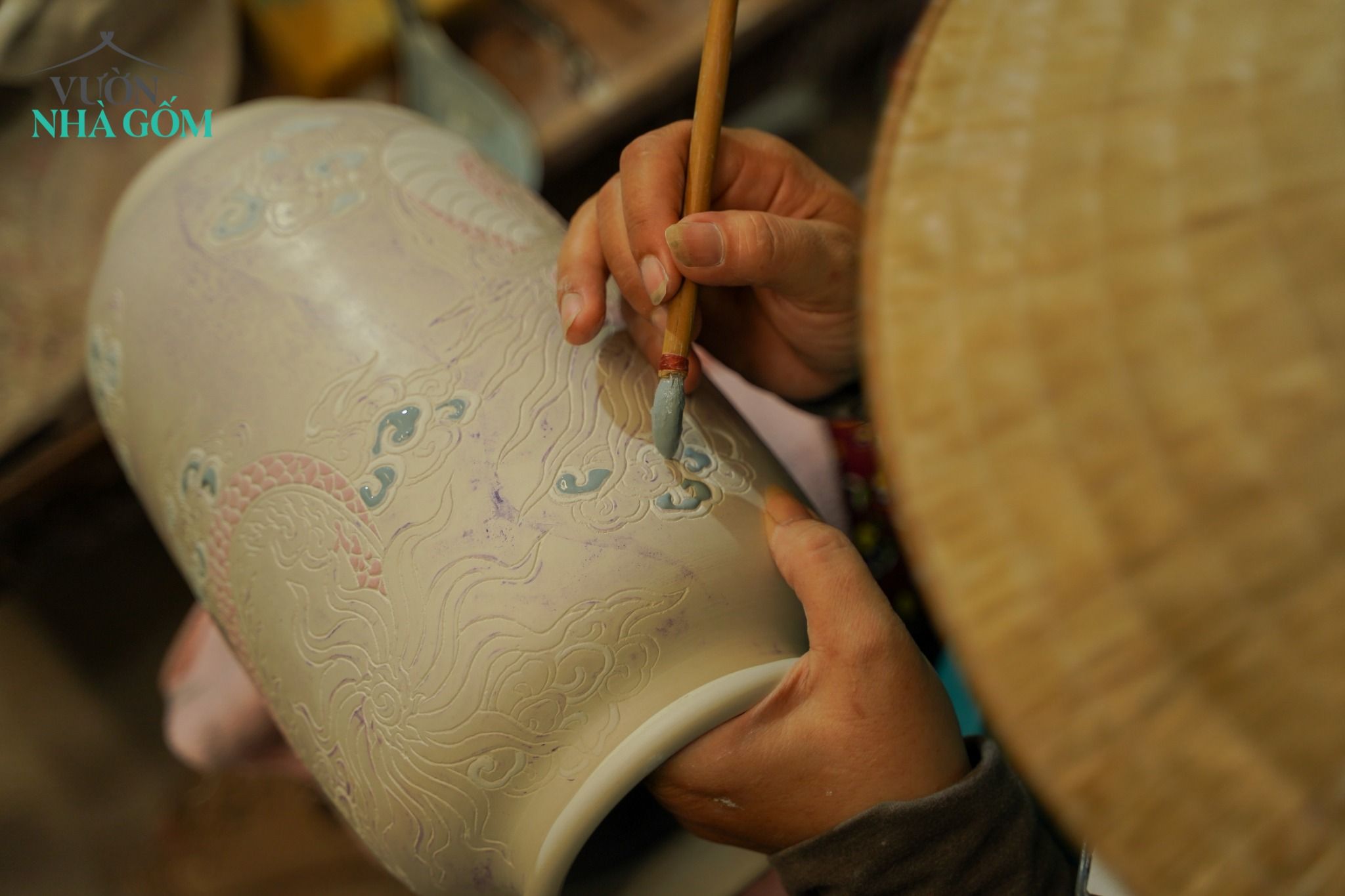 Bình gốm thủ công khắc đề tài Rồng - Dáng Trụ, Gốm Thủ Biên, C25 x R13cm 
