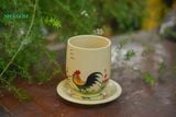  Ly Gà Thủ Biên, thực hiện vẽ thủ công họa tiết gà trống, Gốm Thủ Biên, C15xR10-SP002291 