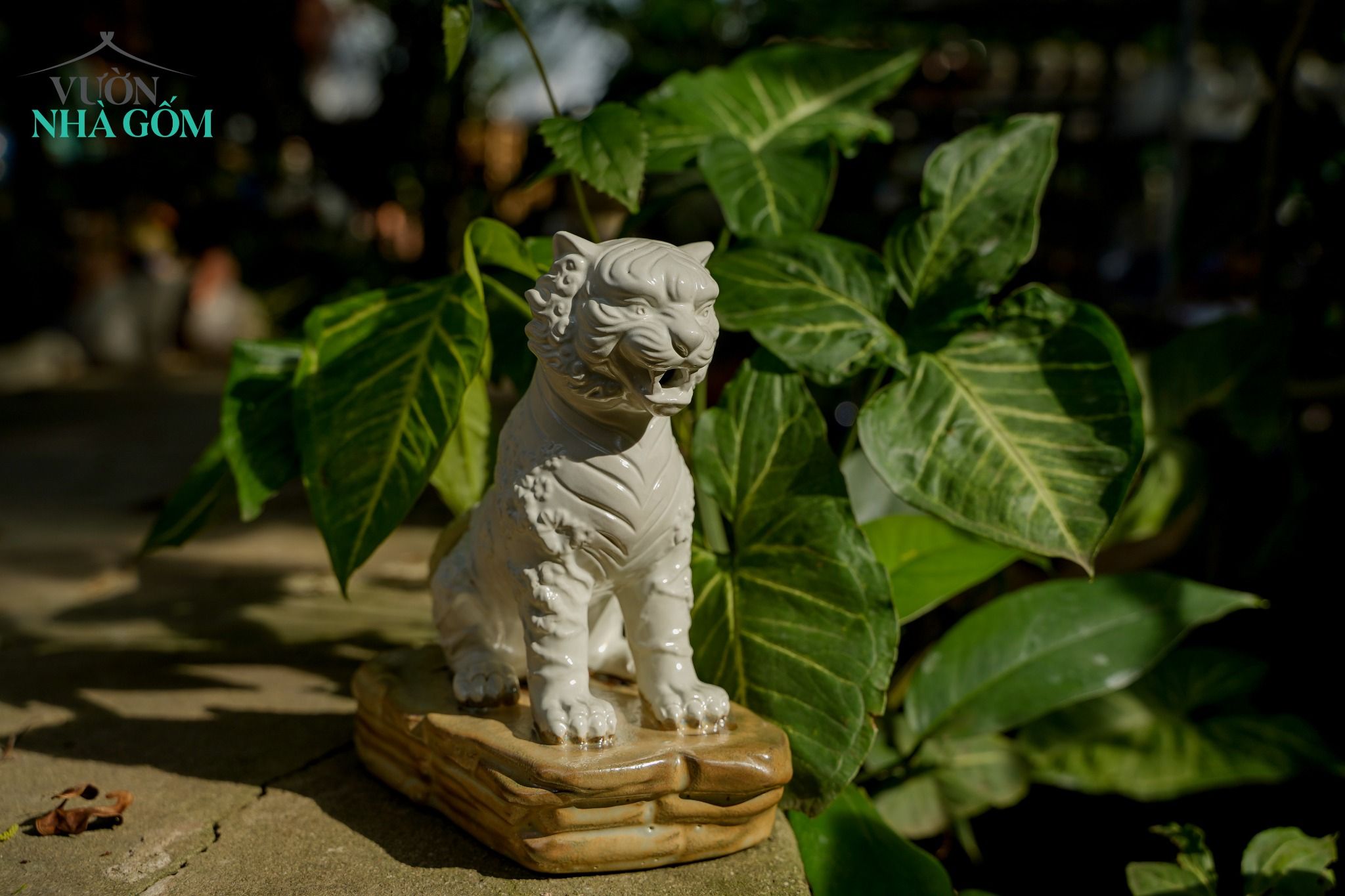  Tượng Mãnh Hổ Thưởng Mai, xưởng gốm Thủ Biên tạo hình và sáng tác, R16cm x C20cm- SP001621 