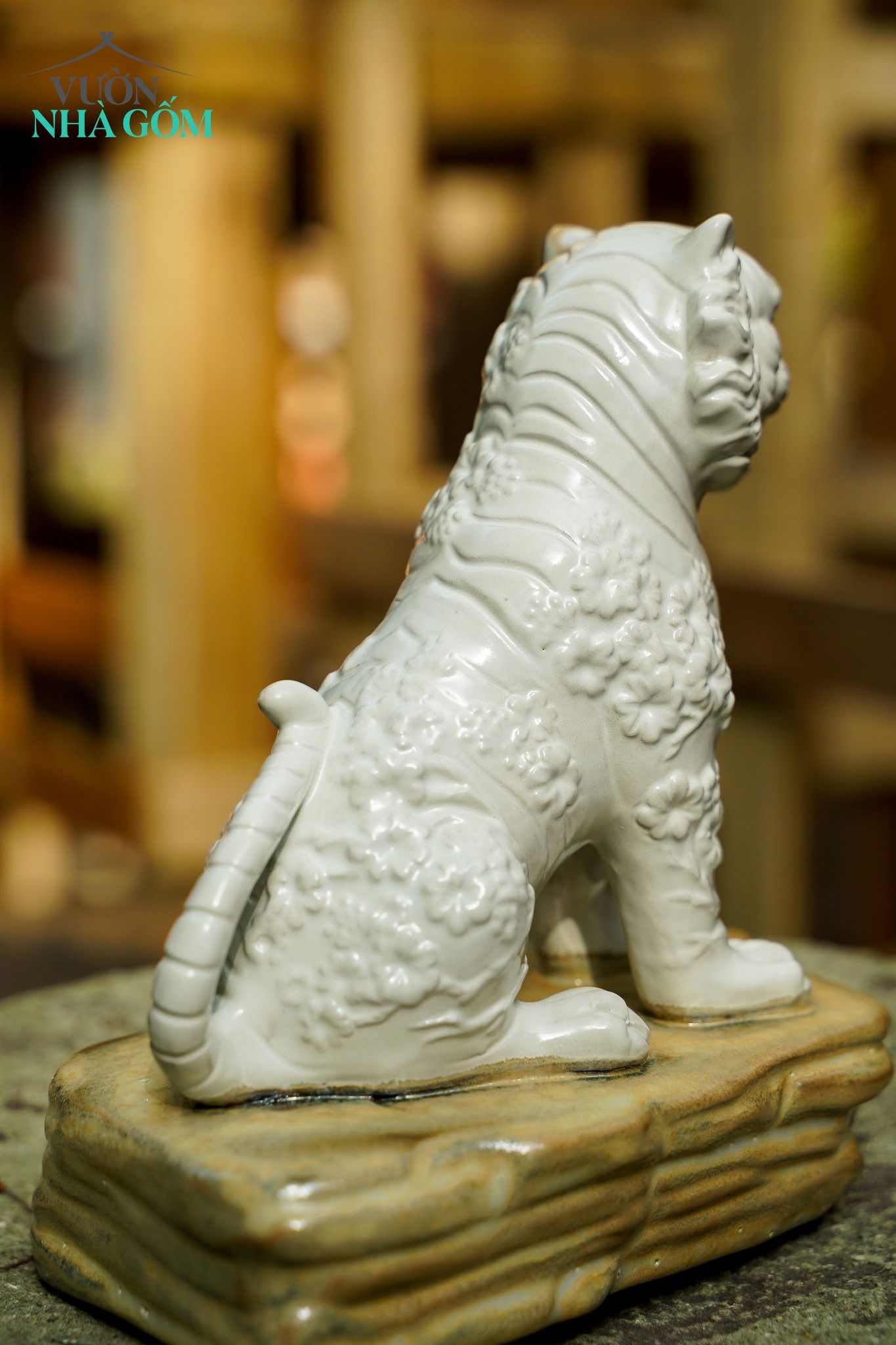  Tượng Mãnh Hổ Thưởng Mai, xưởng gốm Thủ Biên tạo hình và sáng tác, R16cm x C20cm- SP001621 