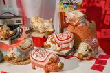  Sắc Xuân Ất Tỵ | Gà Trống, Heo Hoàng Kim, Tượng Linh Vật Ngày Đầu Năm Mới 