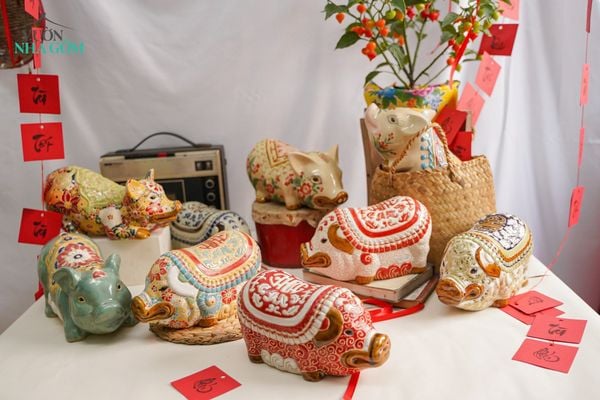  Sắc Xuân Ất Tỵ | Gà Trống, Heo Hoàng Kim, Tượng Linh Vật Ngày Đầu Năm Mới 