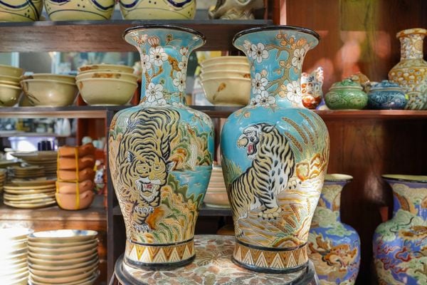  Song Hổ Tranh Hùng - Gốm Tết Quý Mão Độc Quyền, hổ vàng mai trắng nền kem bơ, H43cm, gốm mỹ nghệ Nam Bộ- SP001936 