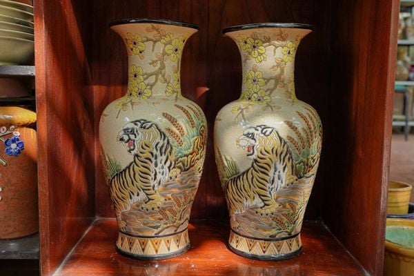  Bình Mãnh Hổ Thưởng Mai, họa tiết hoa mai vàng hổ nền trắng ngà, H43cm, gốm mỹ nghệ Nam Bộ- SP001936 