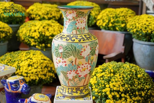  Bình khắc thủ công hoạ tiết dây lá hoa sen, nền vàng, gốm mỹ nghệ Nam Bộ, C54xR26xM20 - SP002195 