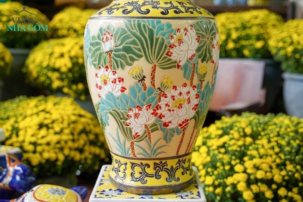  Bình khắc thủ công hoạ tiết dây lá hoa sen, nền vàng, gốm mỹ nghệ Nam Bộ, C54xR26xM20 - SP002195 
