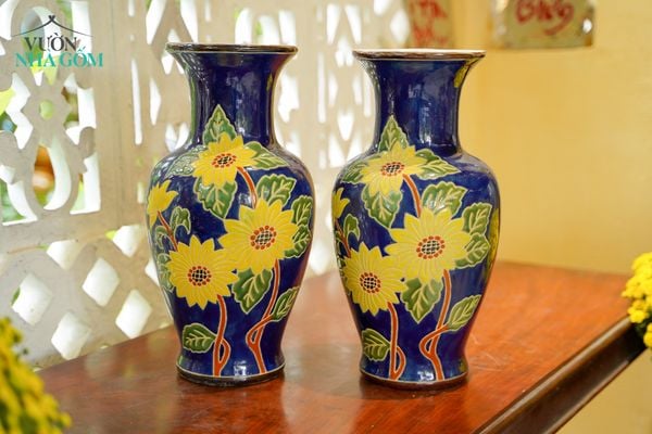  Bình khắc thủ công hoạ tiết hoa Hướng Dương, nền xanh cobalt, gốm mỹ nghệ Nam Bộ, C44xR16- SP002225 