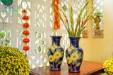  Bình khắc thủ công hoạ tiết hoa Hướng Dương, nền xanh cobalt, gốm mỹ nghệ Nam Bộ, C44xR16- SP002225 