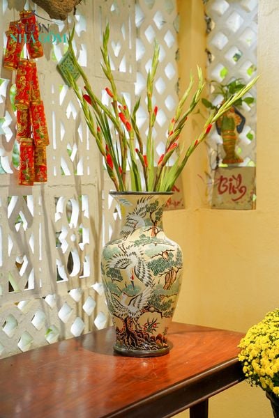  Bình khắc thủ công hoạ tiết tùng hạc diên niên, nền trắng ngà, gốm mỹ nghệ Nam Bộ, C54xR26xM20 - SP002195 