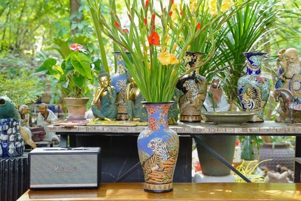  Bình Mãnh Hổ Thưởng Mai, họa tiết hoa mai đỏ, H43cm, gốm mỹ nghệ Nam Bộ- SP001936 