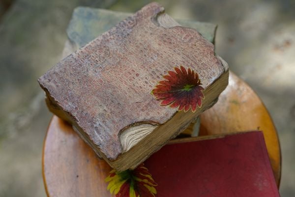  Sách gốm, sản phẩm điêu khắc độc bản, nghệ nhân: Nguyễn Văn Trung 