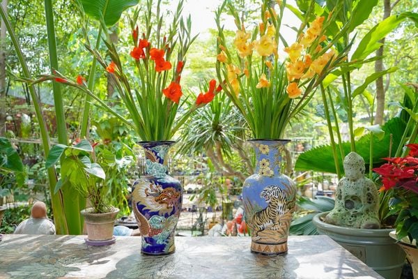  Bình Mãnh Hổ Thưởng Mai, họa tiết hoa mai vàng xanh kem bơ, H43cm, gốm thủ công mỹ nghệ Nam Bộ- SP001936 