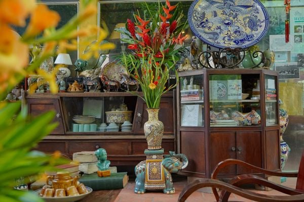  Bình Mãnh Hổ Thưởng Mai, họa tiết hoa mai vàng hổ nền trắng ngà, H43cm, gốm mỹ nghệ Nam Bộ- SP001936 