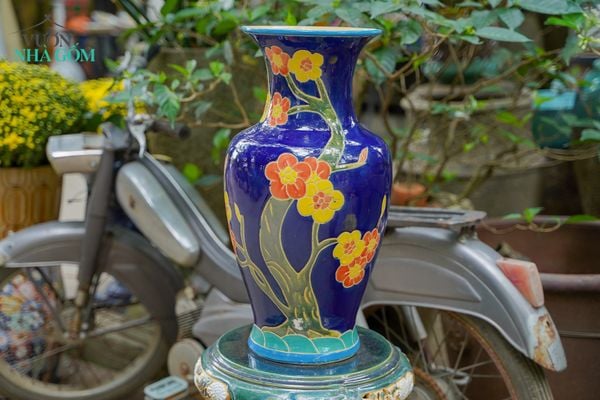  Bình khắc thủ công hoạ tiết hoa mai và hoa lan, 2 màu, gốm mỹ nghệ Nam Bộ, C53xR22 - SP002225 