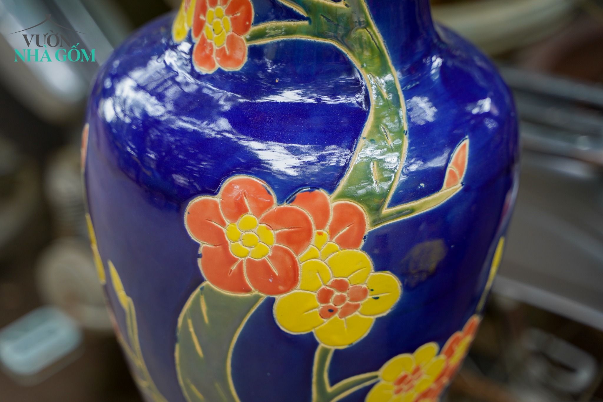  Bình khắc thủ công hoạ tiết hoa mai và hoa lan, 2 màu, gốm mỹ nghệ Nam Bộ, C53xR22 
