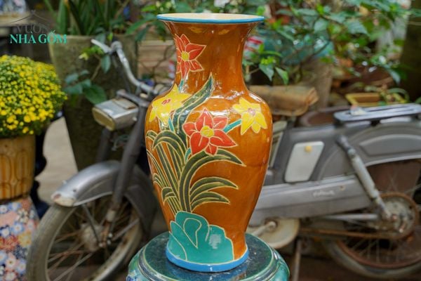  Bình khắc thủ công hoạ tiết hoa mai và hoa lan, 2 màu, gốm mỹ nghệ Nam Bộ, C53xR22 - SP002225 