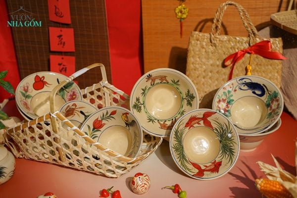  Sắc Xuân Ất Tỵ | Nghệ Nhân Trần Yến Và Bộ Sưu Tập Chén Chiết Yêu, Dĩa Hảo Cùng Dấu Ấn 40 Năm Trên Nét Vẽ 