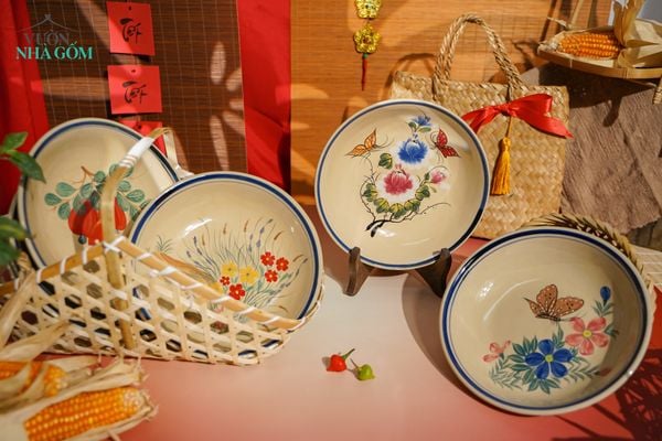 Sắc Xuân Ất Tỵ | Nghệ Nhân Trần Yến Và Bộ Sưu Tập Chén Chiết Yêu, Dĩa Hảo Cùng Dấu Ấn 40 Năm Trên Nét Vẽ 