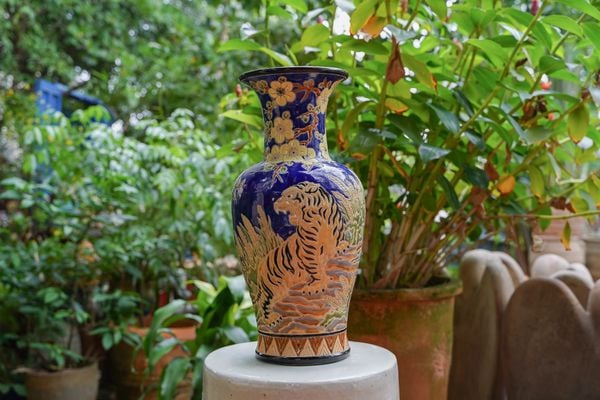 Bình Mãnh Hổ Thưởng Mai, họa tiết hoa mai vàng xanh cobalt, H43cm, gốm thủ công mỹ nghệ Nam Bộ- SP001936 