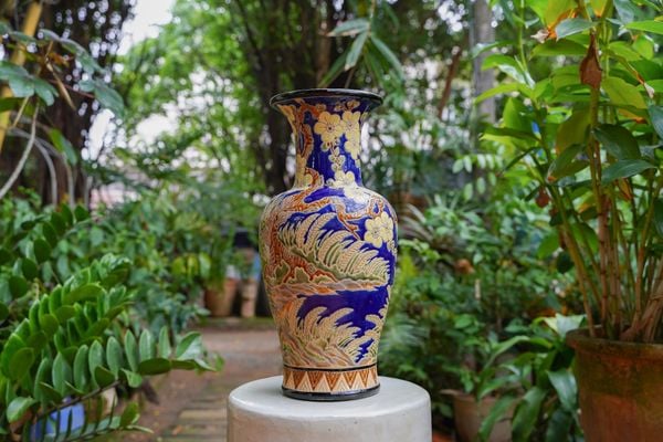  Bình Mãnh Hổ Thưởng Mai, họa tiết hoa mai vàng xanh cobalt, H43cm, gốm thủ công mỹ nghệ Nam Bộ- SP001936 