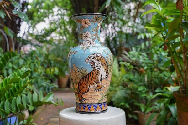  Bình Mãnh Hổ Thưởng Mai, họa tiết hoa mai trắng xanh dương, H43cm, gốm thủ công mỹ nghệ Nam Bộ- SP001936 