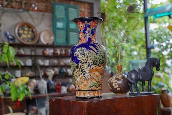  Bình Mãnh Hổ Thưởng Mai, họa tiết hoa mai đỏ cobalt, H43cm, gốm mỹ nghệ Nam Bộ- SP001936 