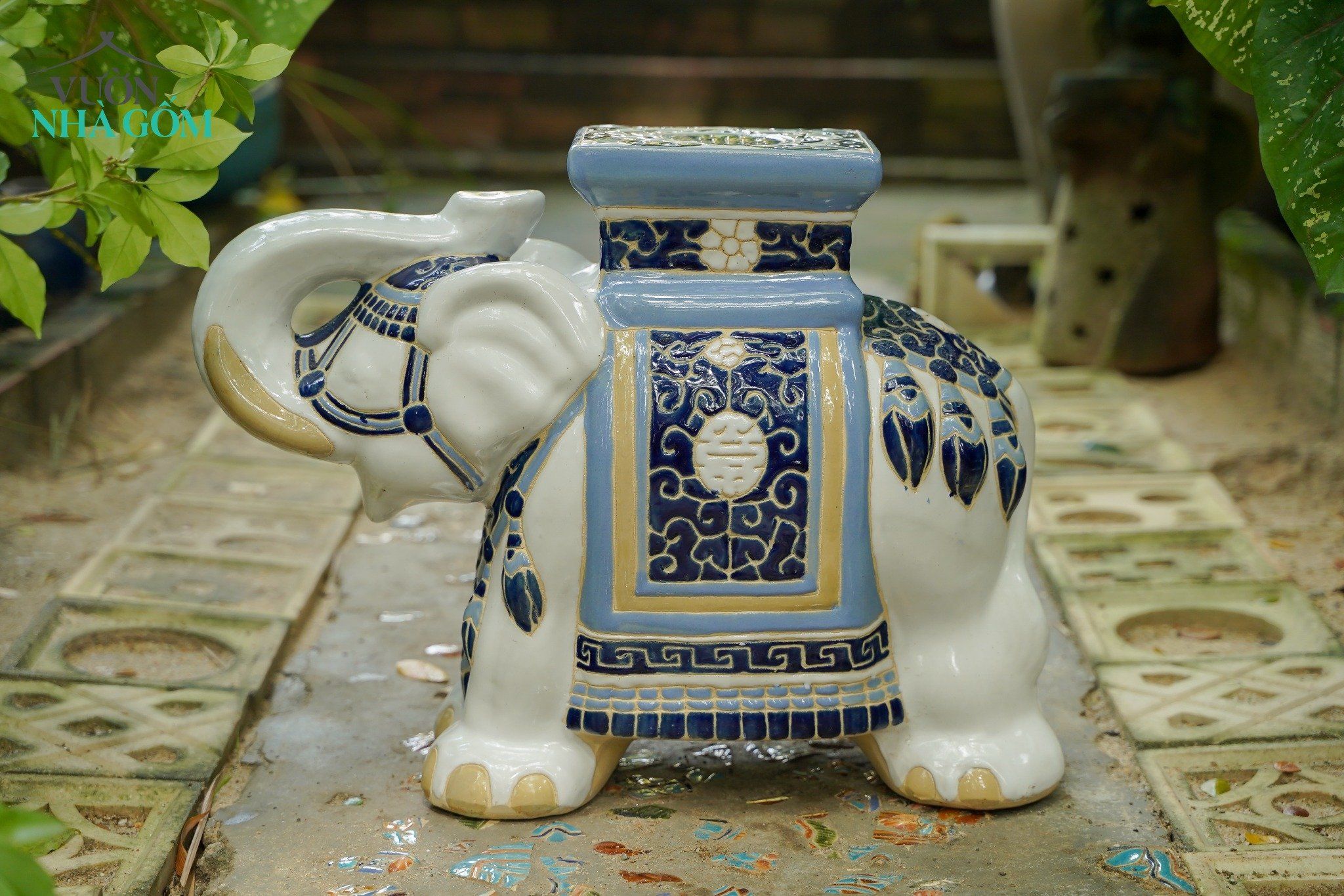  Đôn voi truyền thống, gốm Nam Bộ, gợi nhớ ký ức, trắng cobalt và nhiều màu sắc, C43 x R50cm 