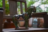  Ngựa gốm xanh lá loang đen, khắc thủ công hoa văn Cổ phục Việt, gốm Thủ Biên, C17 x R25cm- 1006n5a650 