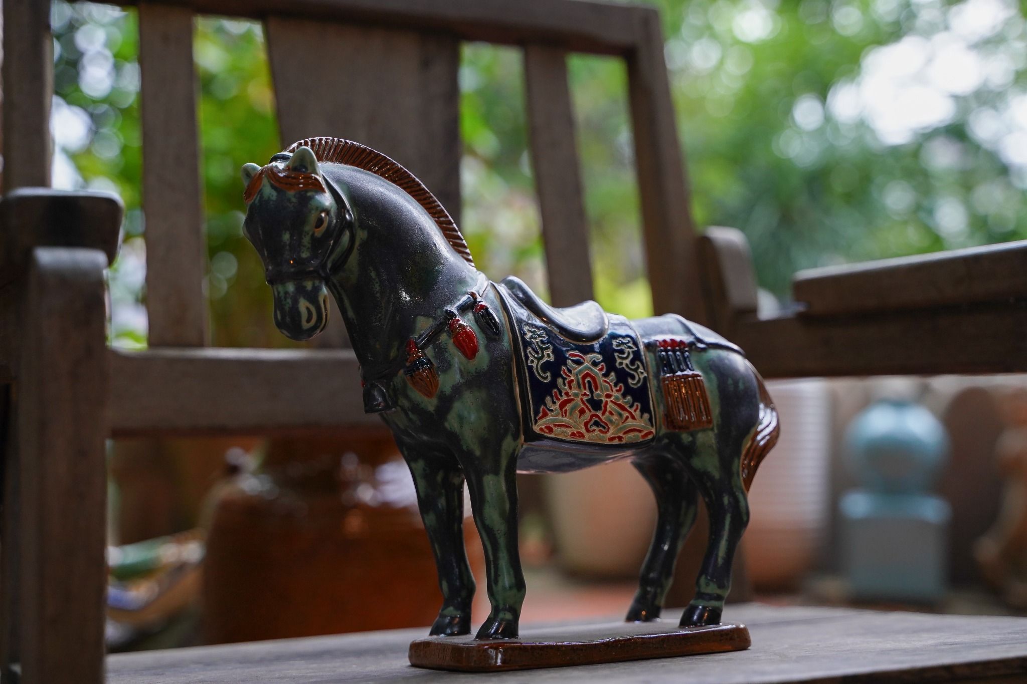  Ngựa gốm xanh lá loang đen, khắc thủ công hoa văn Cổ phục Việt, gốm Thủ Biên, C17 x R25cm 