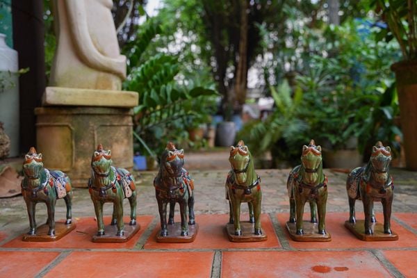  Ngựa gốm xanh lá loang đen, khắc thủ công hoa văn Cổ phục Việt, gốm Thủ Biên, C17 x R25cm- 1006n5a650 