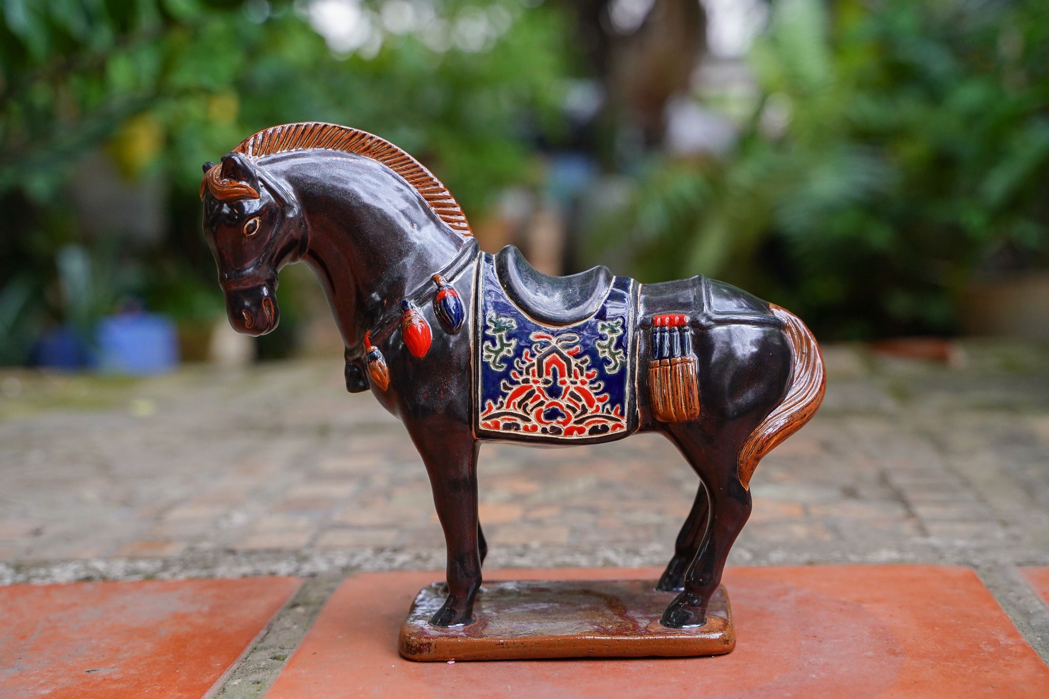  Ngựa gốm men đen matt, khắc thủ công hoa văn Cổ phục Việt, gốm Thủ Biên C17 x R25cm 