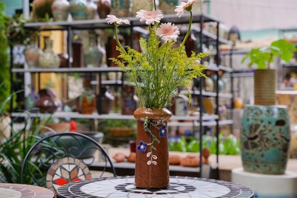  Bình vuốt tay dáng cây nấm, hoa đắp nổi, gốm Thủ Biên, R8 x C15cm- 1004n1m750 