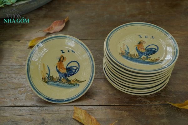  Dĩa dẹt vẽ tay họa tiết con gà, chén bát Lái Thiêu, R22xC3 cm- SP002296 
