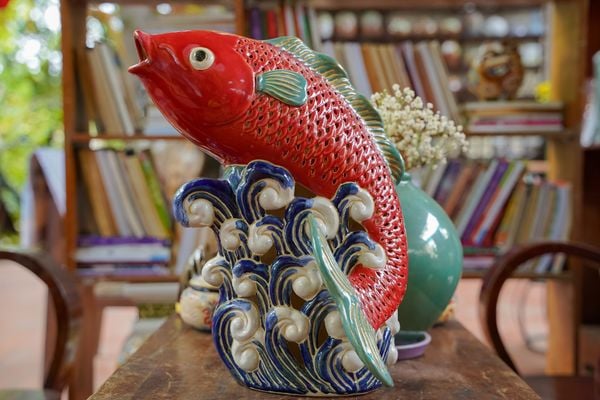  Cá chép đỏ lọng đèn, trang trí lọng đèn, chạm lọng thủ công, gốm Nam Bộ, D30 x C35cm- SP000136 