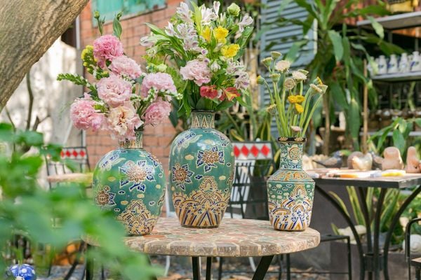  Bộ 2 bình vuốt tay khắc thủ công hoa văn Cổ Phục Việt, men xanh đồng, gốm Thủ Biên- 1004c3p1350 