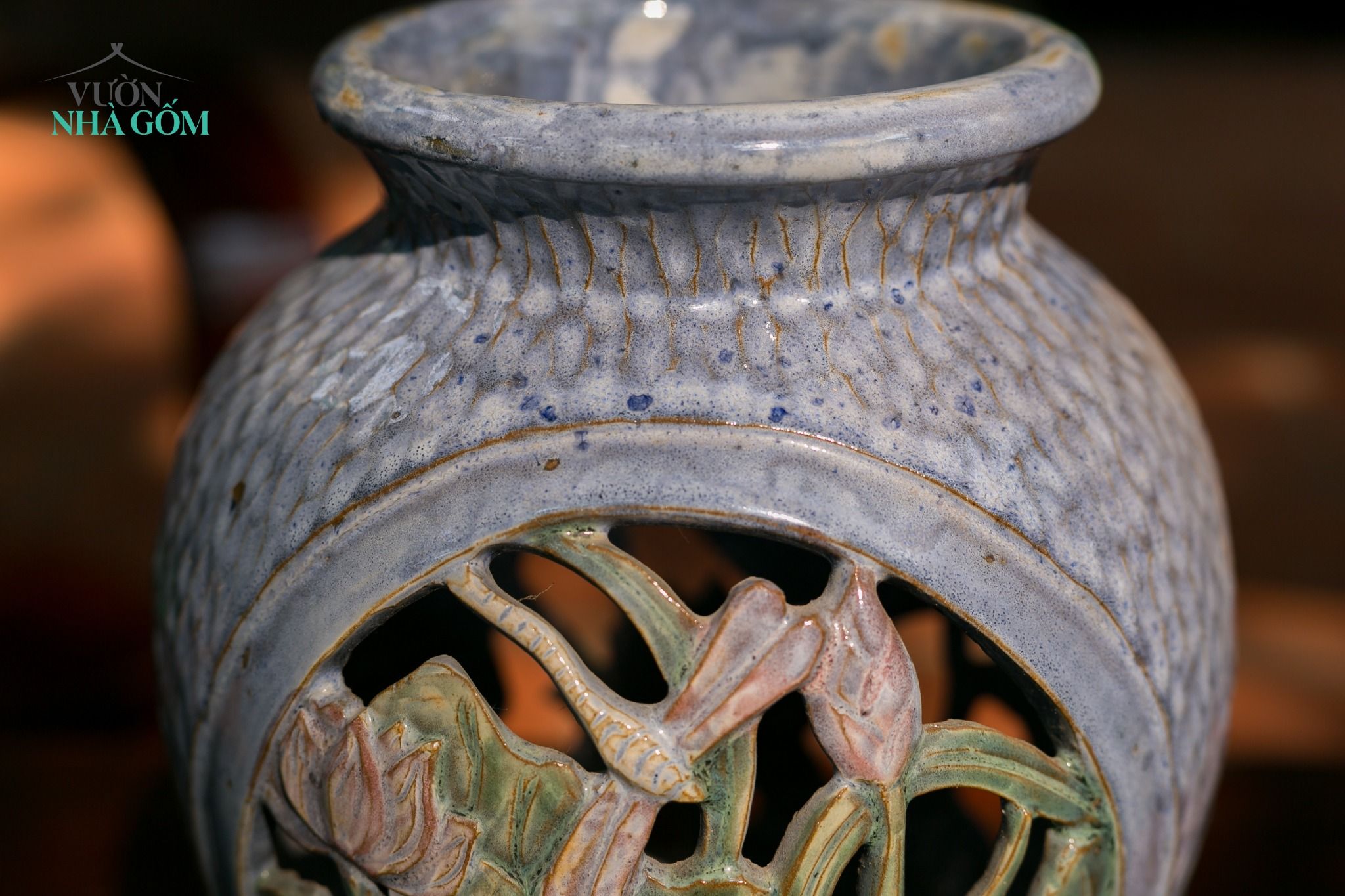  Bình vuốt tay chạm lọng theo chủ đề hoa sen, gốm thủ công Nam Bộ, H30 cm 