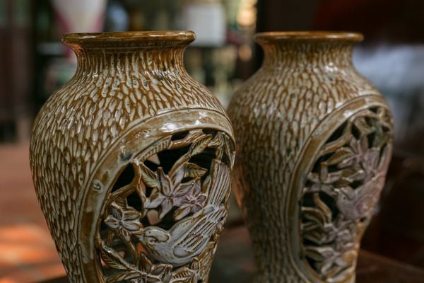  Bình vuốt tay chạm lọng theo chủ đề chim muông, hoa lá, gốm thủ công Nam Bộ, H30 cm-  SP000810 